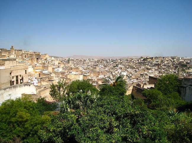 案内してもらっている途中に、秘密の場所？に<br />連れて行ってもらう。<br />モスクのようなところで、素敵な格子窓から覗くと<br />メディアが見渡せる。<br />素晴らしい。