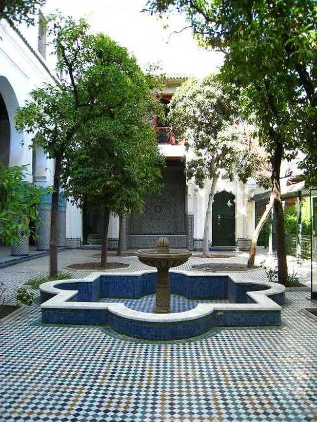 庭園のようなところもあって、芸術的なモザイクタイル装飾がこれまた美しい。<br /><br />この後、目的の場所まで連れて行ってもらい、<br />”あり・ガトー”でさよならをした。