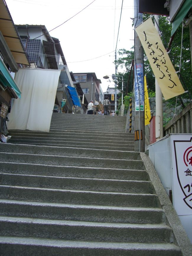 出店が軒を連ねる参道。<br /><br />ふと上を見上げると、果てしなく階段が・・・（泣）<br /><br /><br />ぜーぜー言ってる私達に、降りてくるおじちゃん達に、<br />「まだまだ3分の1くらいだよ〜」<br />と、励まされる（？）。