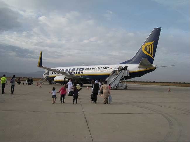 タラップまで向かいます。<br />小さい空港なので、空港の建物から２００メートル程度で搭乗。<br />いざフランスに戻ります。