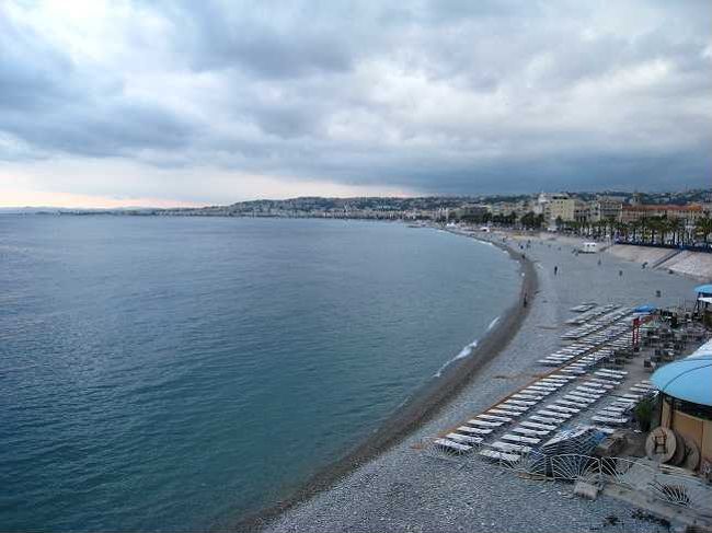 マルセイユ空港からエアポートバスで駅、電車に乗り換えニースに。<br />よく紺碧海岸と言われるが、ホントに碧い。<br />これびっくり。<br />リゾート地らしく、観光客が多い。