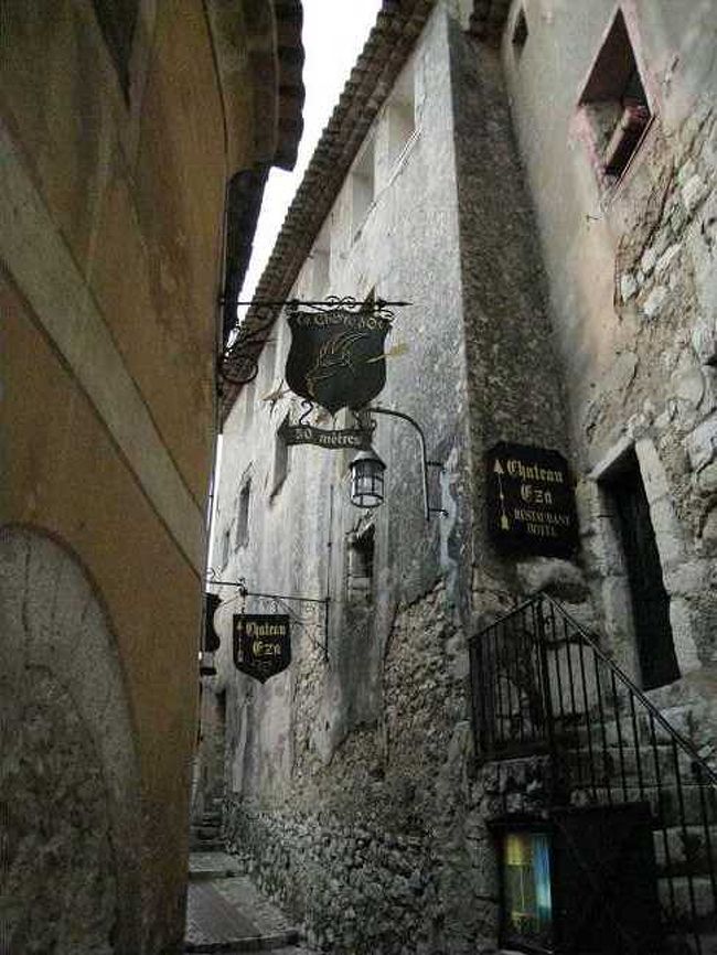 ニースからバスで数十分の鷲の巣村・エズに。<br />あいにくの雨で、ものすごく霧ががっている。<br />そのおかげか、人も少なく急峻な山に立ち並ぶ家の間の坂道を歩くと、まさに陸の孤島って感じ。<br /><br /><br />