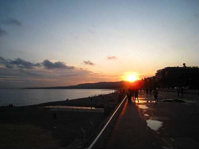 ニースに戻ると晴れてました。<br />夕日が眩しい。<br />当然、海では泳いでました。。。