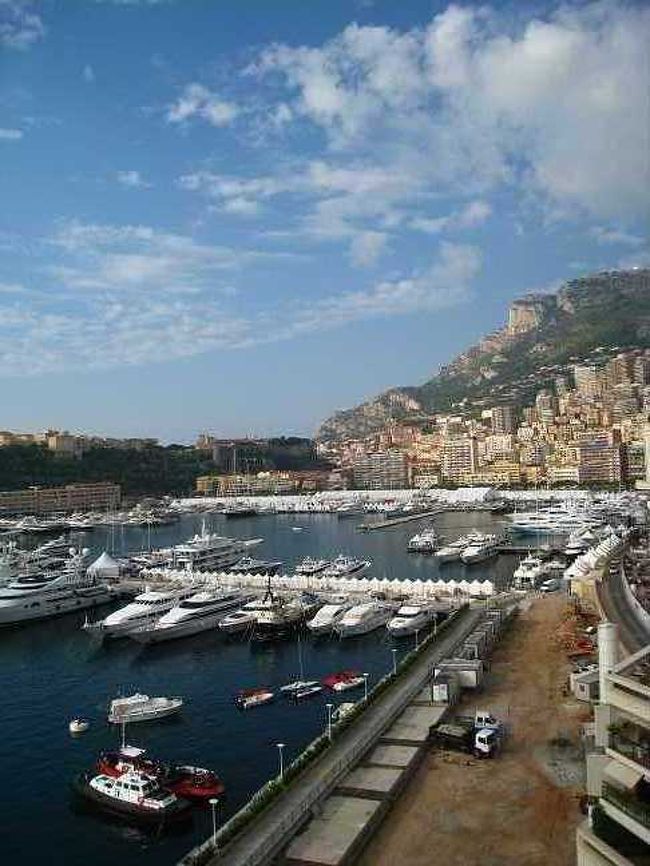 翌日、モナコに。<br />ニースからバスで１時間弱。<br />港を見ると、たくさんのクルーザーが、<br />っぽいね。
