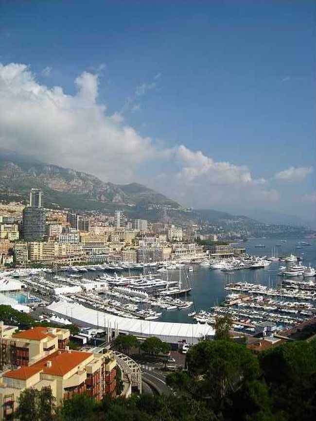 高台の旧市街から見ると、山肌にはマンション・海にはクルーザが。<br />やはり違うね