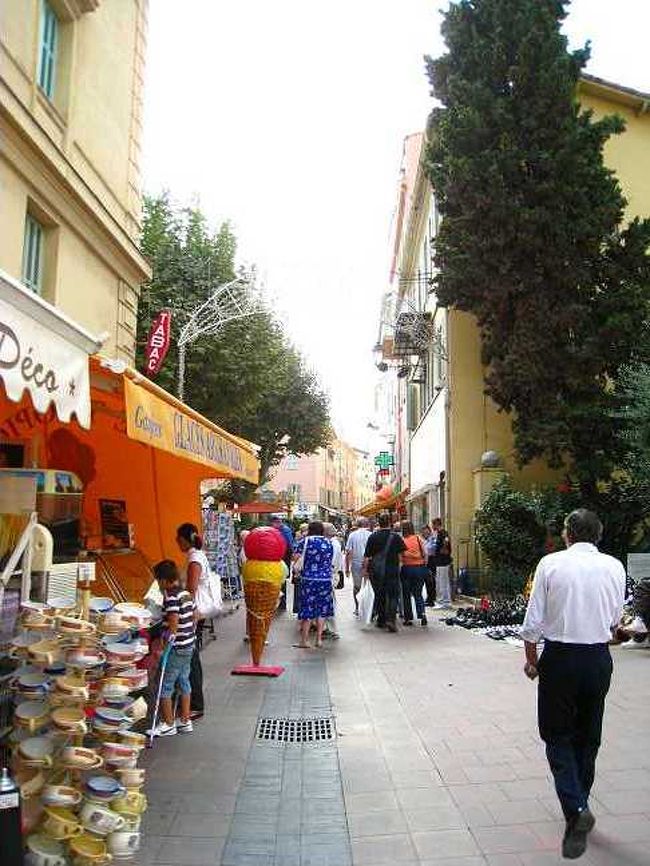 レモンで有名な町で、心なしか建物はレモン色が多いかも。<br />みやげものもレモンものが多い。