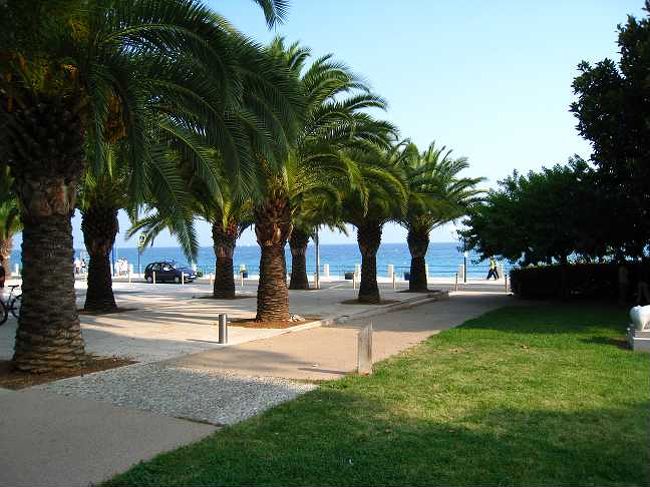 ニースと同じく、とてもきれいな碧い海。