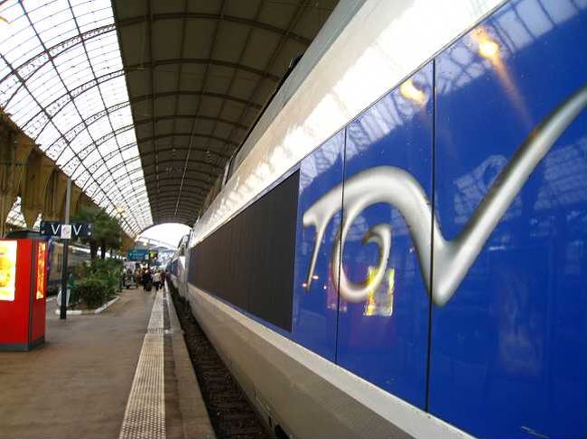 ニースを離れる日。<br />ニース駅からＴＧＶに乗り、一気にフランス縦断<br />ＣＤＧ空港ＴＧＶ駅に向かいます。<br /><br />センスのある色使いとデザインの車内。<br />壁一面が車窓というくらい、とても大きいので、<br />座っている自分の両脇をものすごい速さで走り抜けていく、フランスののどかな田園風景に、なにか不思議な感覚。ちょいと感動。<br />