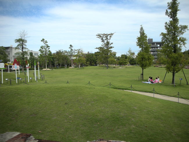 ノリタケの森は、思っていたよりも全然広かったです。街中に突然緑が広がっていて、ちょっとびっくり。ビオトープなんかもありました。<br />ひろばの芝生でお弁当食べてるファミリーもいて、天気のいい日はピクニックに来ても楽しいかも。