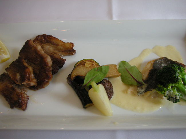 で、これがメイン。「鮮魚のポワレ　シードルソース・イベリコ豚のプランチャ焼き　ジンジャーソース」らしいです。<br />本当はこの前にパスタと、この後にデザートがあったんですが、食べるのに夢中で写真撮るの忘れてました…。