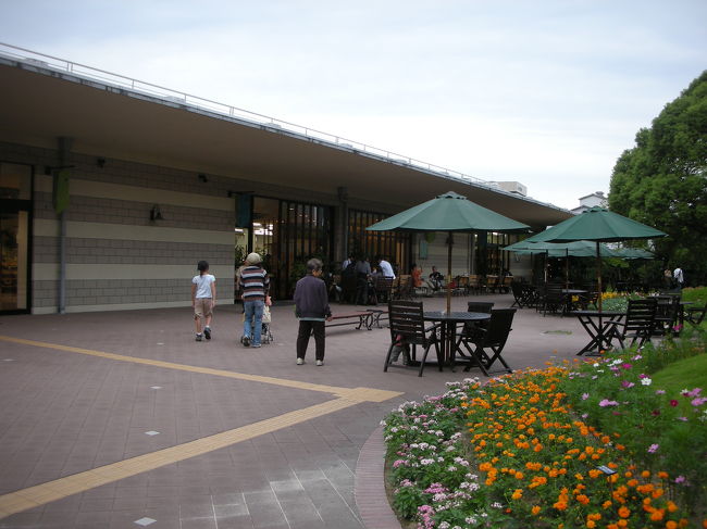 アウトレットやショップ、カフェなんかがありました。この隣にはミュージアムがあって、入館料は500円かかりますが、ボーンチャイナの製作過程が見られたりして、結構楽しめました。オールドノリタケの展示なんかもあります。食器や置き物の絵付け体験なんかも出来るみたいです。