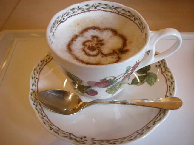 スクエアカフェで飲んだ、カフェモカ。…正直、味は微妙でしたが、カップはちゃんとノリタケのもので出てくるし、見た目はかなりイイ感じ。