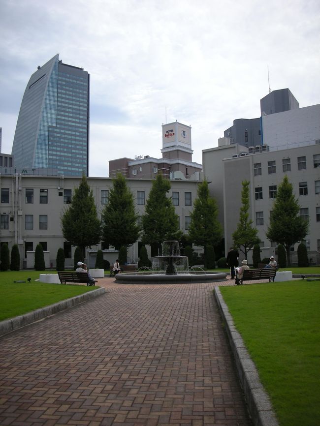 噴水ひろば。<br />その向こうに見えてるのは、ルーセントタワーです。ホントに名駅のすぐ傍なのに、噴水ひろばの周りの芝生には、トンボがたくさん飛んでいて、とってものんびりした空気が流れていました。