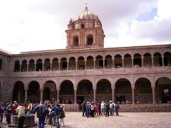 Incaの石組みが残されている"Santo Domingo教会"。