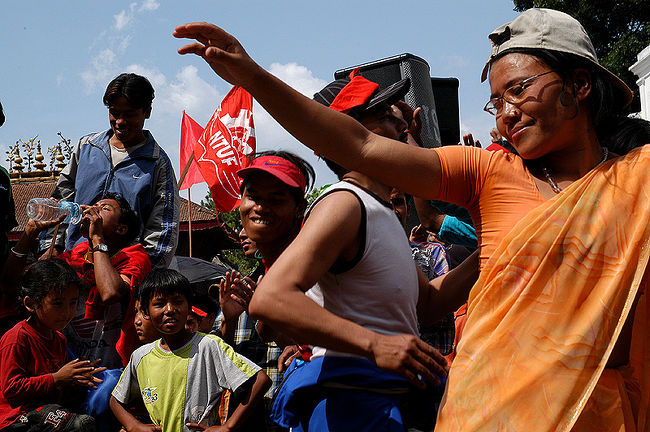カトマンズのデモは踊り<br />私の赤いトラウマなど<br />嘲るように<br />アッケラカンとしていた<br /><br />私よりも<br />はるかに苦しい暮らしの中で<br /><br />幸福は何処にあるのか