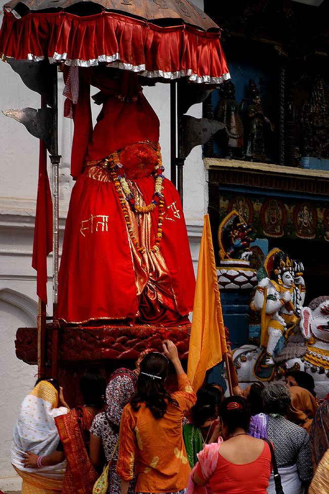 カトマンズの神様は赤く奉りあげられ<br />どこか嬉しげで<br />恥ずかしげで<br /><br />紅く汚すは<br />愛しき故に<br />触るる霊代の<br />艶かしさや