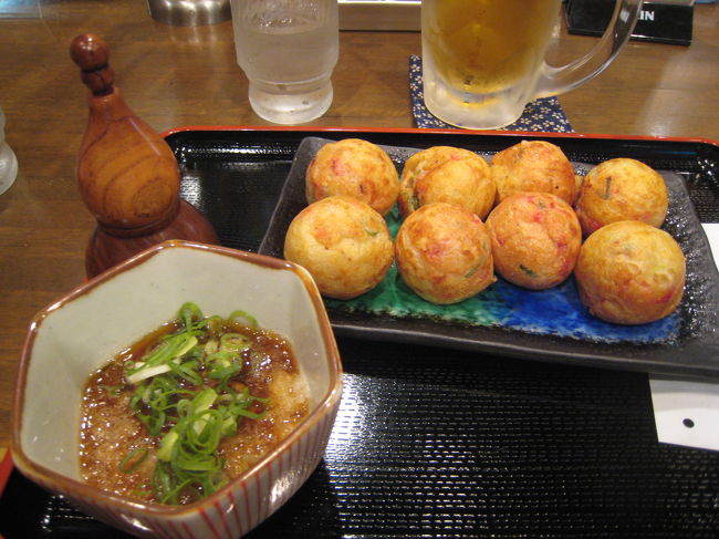 第2ターミナルビルにある「たこ坊」で、生ビールとたこ焼きのセットをオーダーします。ついつい足がここに近づいてしまいます。<br />いか焼きがなくなってしまったのは残念！