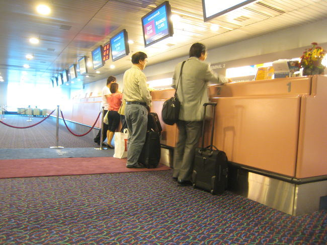 カウンター上部のモニターに番号とカウンターナンバーが表示されるので、出たらそのカウンターに行って手続きをします。