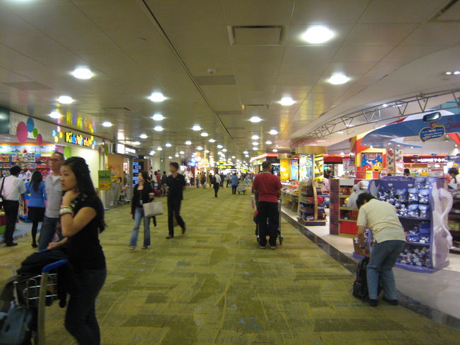 あいかわらず広くて、にぎやかな空港ですね。