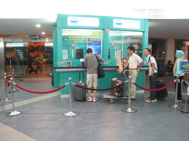 ペナン島に到着したらまず両替をして、ただちにタクシーチケットを購入します。<br />ホテルはシャングリ・ラ ラササヤン リゾート＆スパ ペナンなので、空港からは1時間弱でした。