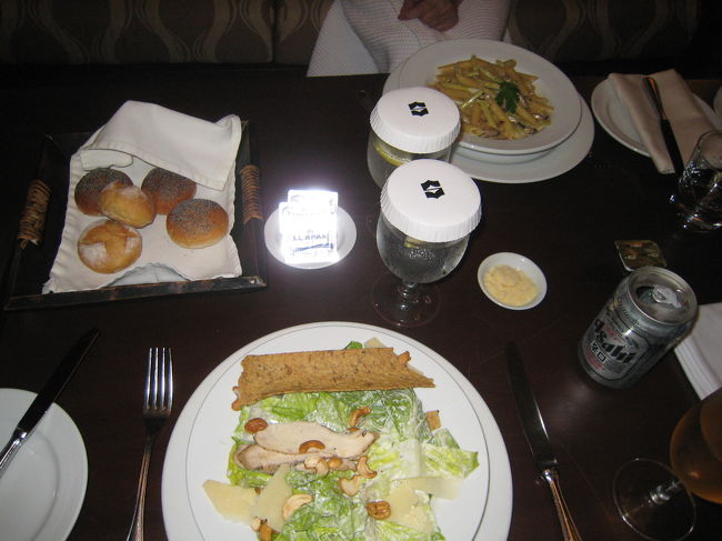 到着した日は夜も遅いので、食事はルームダイニングにしました。