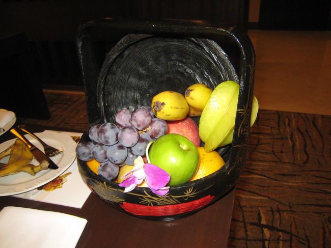 フルーツも毎日変えてくれます。<br />毎日、朝食でたくさんの種類のフルーツを食べますので、部屋ではあまりフルーツを食べないのですが。