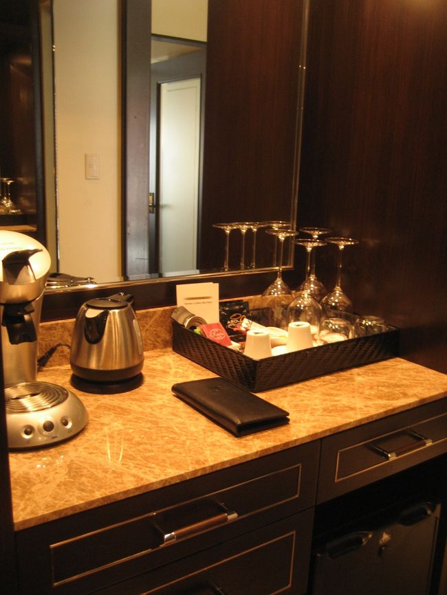 ミニバーの下には冷蔵庫