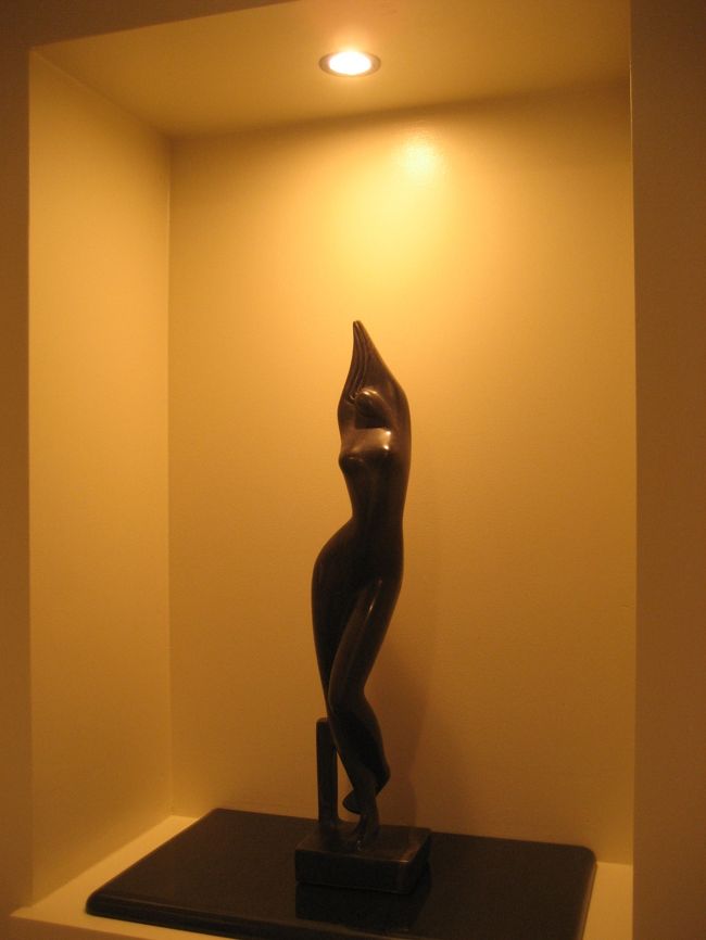 上の階（プライベートプール）へ続く階段入り口のオブジェ