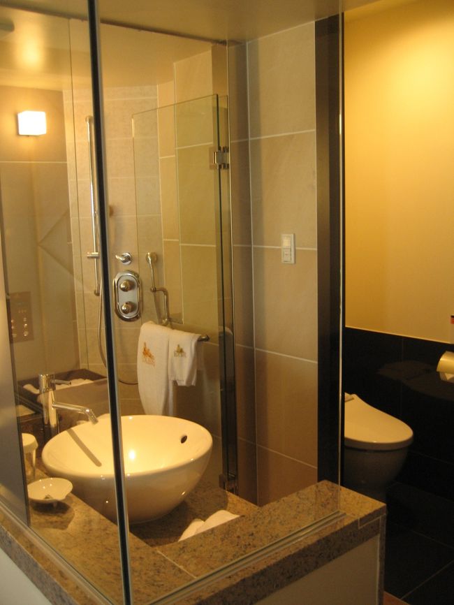 洗面台、シャワーブースとトイレ