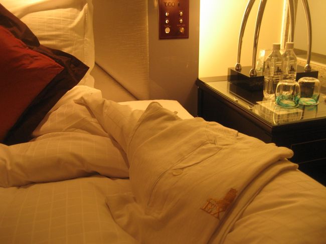 ターンダウン・サービスの後には、ナイトウェアとミネラルウォーター、そしてちんすこう☆