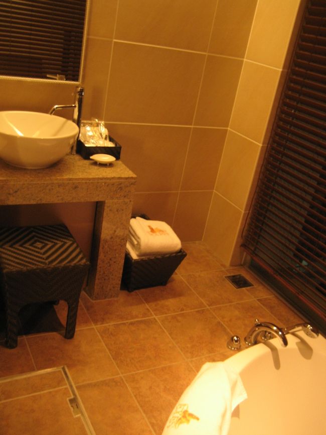 ジャグジーバスの横にも洗面台<br /><br />こちらにもアメニティグッズがしっかり。バスソルトの用意もあり！