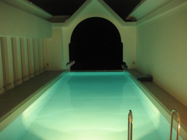 ライトアップされたプールを見て、コノ贅沢さを改めて実感☆☆☆