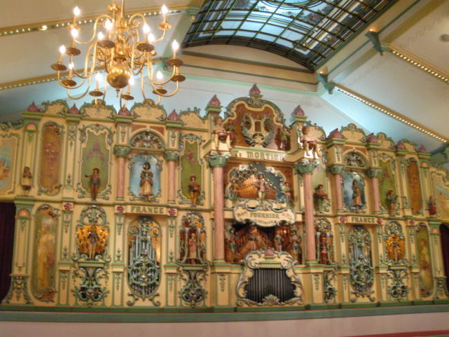 ◎ダンスオルガン<br /><br />オルガン・ドラム・木管楽器・金管楽器などが<br />すべて自動演奏です♪<br />しかも音楽に合わせ人形も踊るのでスゴイです!!<br /><br />音も大迫力です。