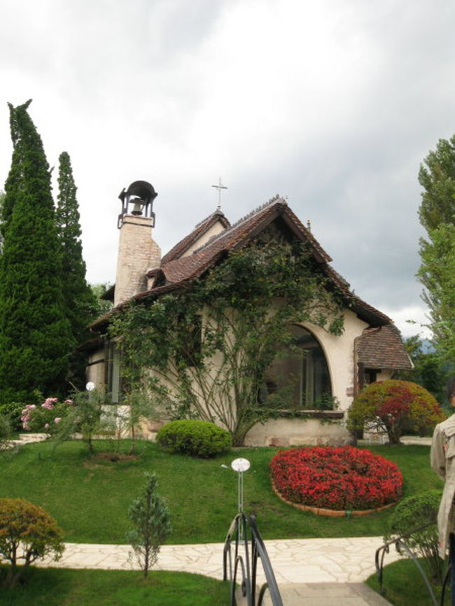 ここは結婚式もできるので<br />教会があります。