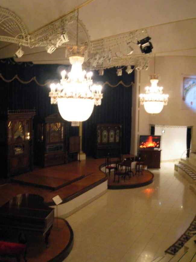 ここで自動オルガンと生演奏をききました。<br />自動オルガンはタイタニック号用に<br />つくられた物もあり、<br />オルガンと同時にバイオリンまで自動演奏でした。<br /><br />生でしかも目の前でのバイオリンの四重奏は<br />心を打たれる物がありました。<br />バイオリンってこんなに優しい音やったっけ？<br />って感動しました。<br />この生演奏のアベマリアで毎晩眠りに着きたい。。。<br /><br />昔の貴族の人達は私達がＣＤを聞くように<br />毎日生演奏を聞いていたかと思うと贅沢ですね。<br /><br />