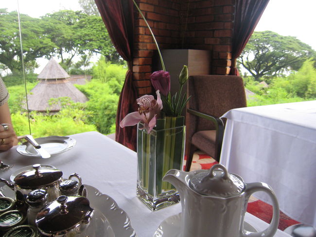 初日の朝食は、フェリンギ・グリルでとりました。<br />とても静かで、落ち着いた雰囲気で食事ができます。<br />でも、オープンエアで、種類が豊富なブッフェスタイルの朝食が好きかな。