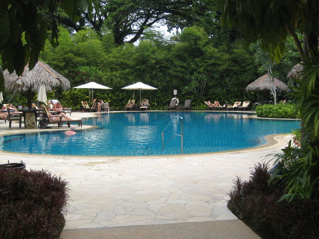 このプールは、ラサ・ウィング滞在者専用のプールです。あまり大きくありませんが、とてもきれいです。スタッフも笑顔で接してくれます。