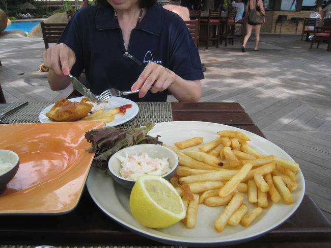 昼食は、ガーデンウイングのプールサイドにあるピナンで、フィッシュ＆チップスです。けっこうなボリュームなので、私たちには1人前で十分です。