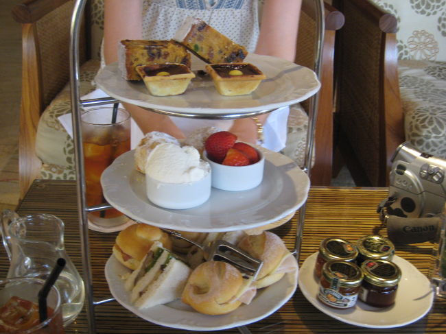 アフタヌーンティー（3〜4時）がうれしいサービスです。でも、カロリーの点で要注意なんです。