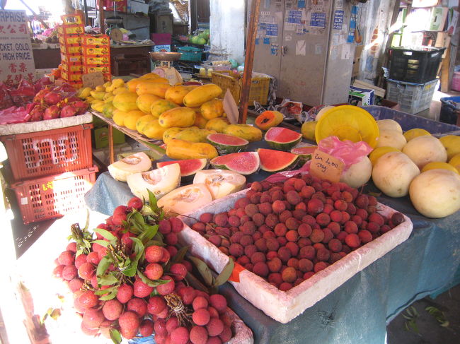 翌日は、ジョージタウンの見学に出かけました。<br />朝市、といっても10時頃ですが、にぎわっていました。