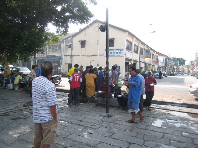 ガイドさんに、「あれなんだかわかりますか？」と聞かれ、よく見ると、施しをする人の車が到着すると、周囲にいた人々が集まり、パックに入った食事を受け取ってました。