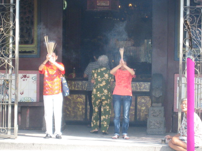 観音廟です。島内最古の中国寺院として多くの華人の信仰を集めています。<br />お線香のものすごい煙で有名のようです。<br />