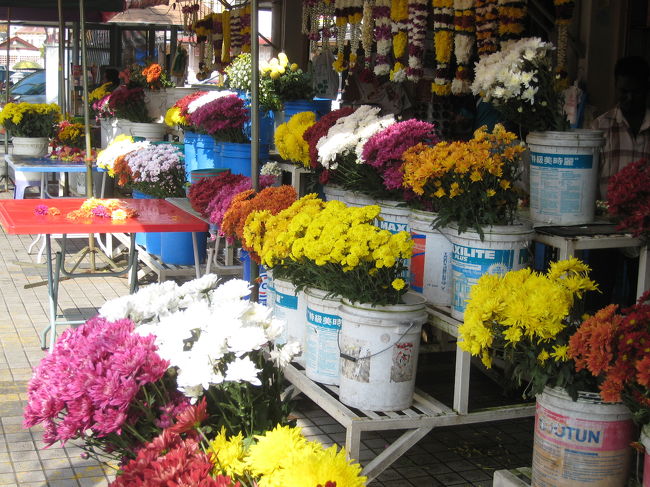 お寺ではいろいろな物を売っていました。<br />お線香、花、仏像にかけるオイルなどそのほかにもいろいろありました。<br />お寺は、商売の場所でもあるのかな？