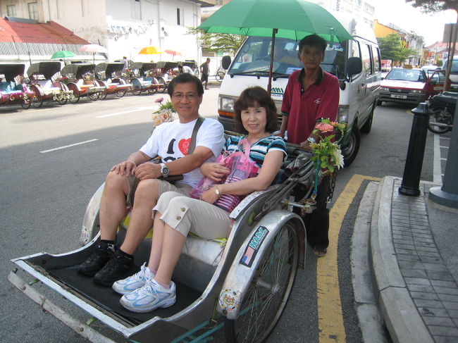 トライショーを体験しました。<br />車が行きかう中なので、危険だよね。<br />事故なんかは起きないのかな。