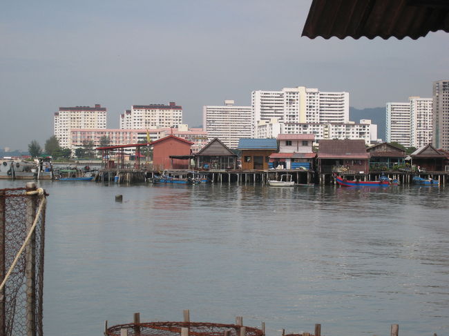 水上集落の光景です。めずらしいのでパチリしてしまいました。<br />海上にせり出した家が集まる水上集落なんですね。<br />ペナンの中でも古い村の一つらしいです。