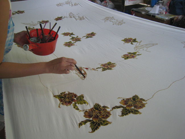 バティック工場で、クラフトバティック（Craft Batik）のバティック絵付けを見学しました。<br />バティックではなく、素敵な絵を買いました。