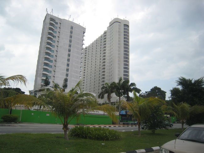 ホテルに帰る途中、タンジュンブンガにある、日本人のロング・ステイをする人々がよく利用するといわれる、クラウンジェル・ホテルです。