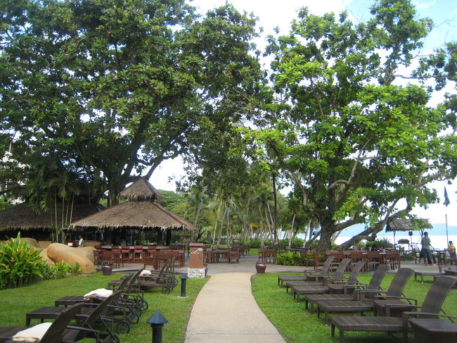 まだ、ほとんど人がいないところを歩きます。<br />いー気分です。