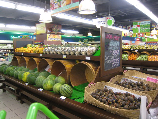 地下のスーパーには必ず立ち寄ります。<br />スーパー・ストアーが一番面白いと思います。<br />ただ、残念なのは、生ものを持ち帰ることができないことです。<br />果物なんか買って帰りたいのですが。