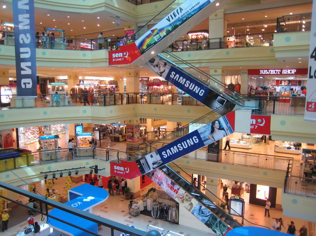 きれいな建物ですが、一部は空いているようです。<br />リゾート地にあるショッピング・センターは、どこも同じように見えてしまうのですが。